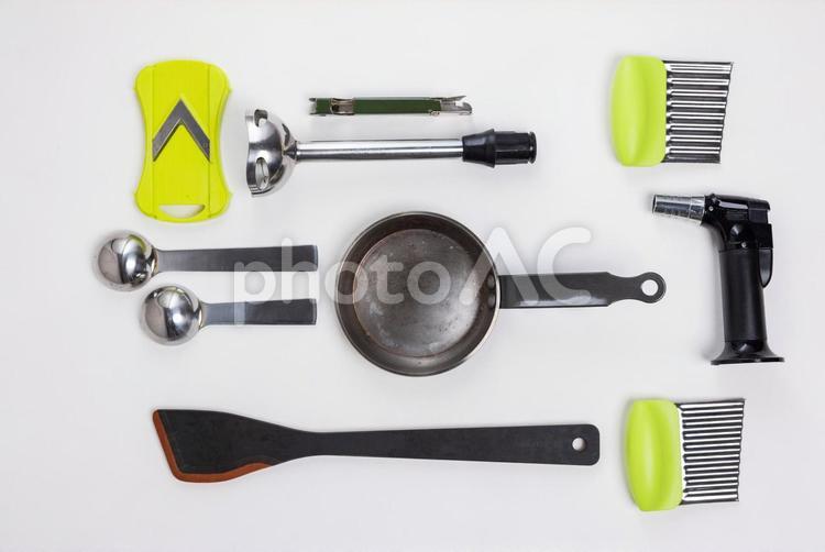 黄緑が目立つキッチン用品 スプーン,計量,カッターの写真素材