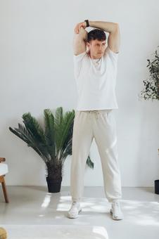 立って腕のストレッチをする男性 男性,外国人,欧米人の写真素材