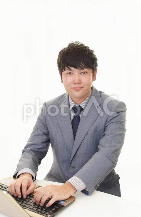 ノートパソコンで仕事中のビジネスマン 男性,男,パソコンの写真素材