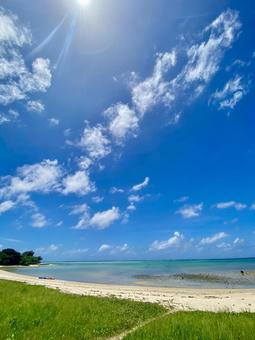 沖縄の夏 浜辺と海と空 沖縄の夏 浜辺と海と空の写真