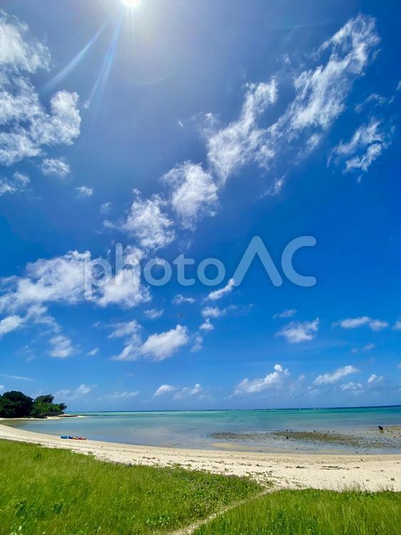 沖縄の夏　浜辺と海と空 夏空,コバルトブルー,浜辺の写真素材