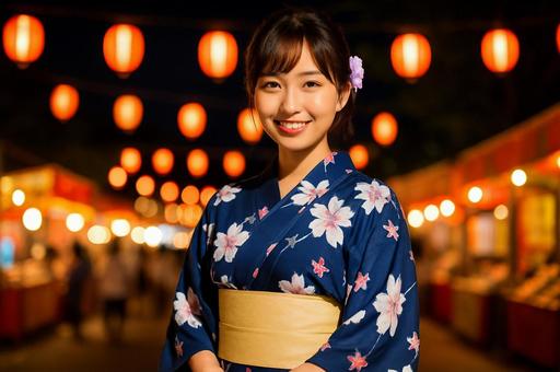 浴衣姿で夜祭りを楽しむ女性 浴衣姿で夜祭りを楽しむ女性の写真