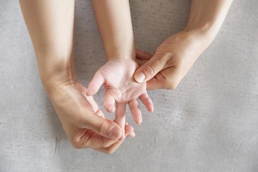 Hand massage with parents, parenting, un enfant, une mère, JPG