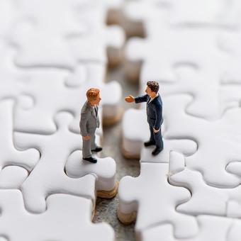 ビジネス交渉とパズルの写真