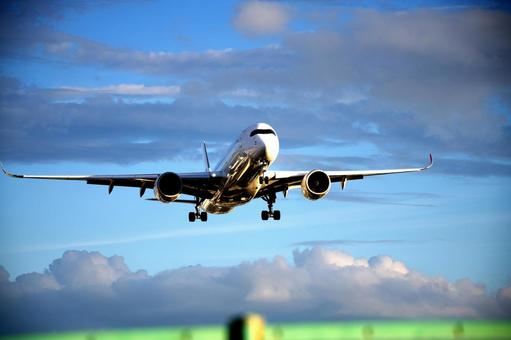 着陸体制の飛行機 大阪空港,旅客機,飛行機の写真素材