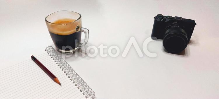 カメラとコーヒーと文房具の写真 カメラ,ノート,コーヒーの写真素材