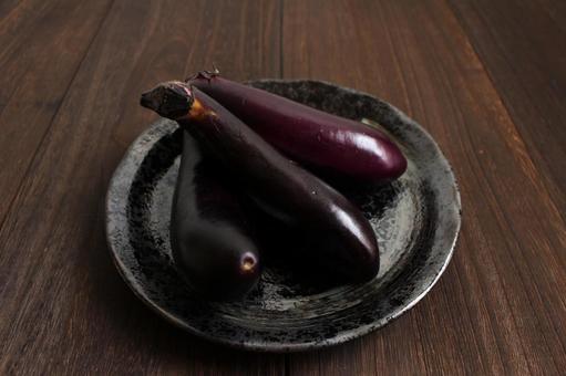 黒い長なすの盛り付け 黒い長なすの盛り付け なす,黒いなす,長なすの写真素材
