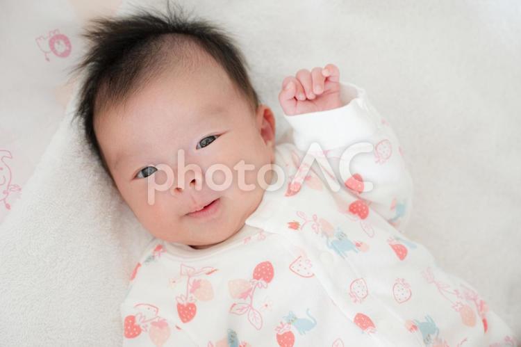 ベットの上の赤ちゃん(その９) 赤ちゃん,家族,日本人の写真素材
