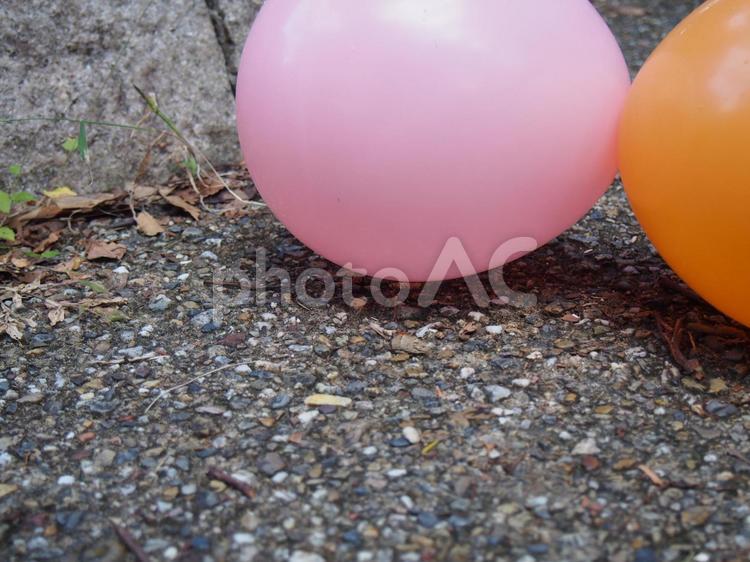 地面に落ちた風船 風船,地面,子供の写真素材