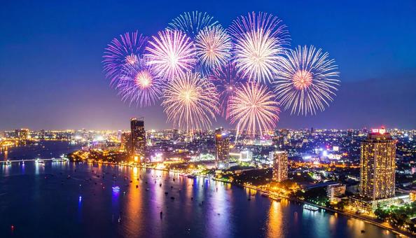 夜空に大きく打ち上がる花火 夏の夜の風景 夜空に大きく打ち上がる花火 夏の夜の風景の写真