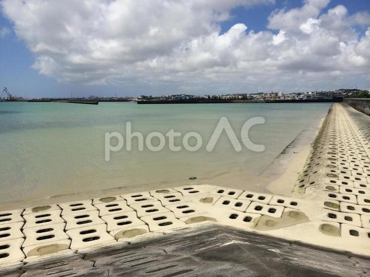 沖縄の薄青のキレイな海と防波堤と爽やな空 南浜公園,綺麗な海,青いの写真素材