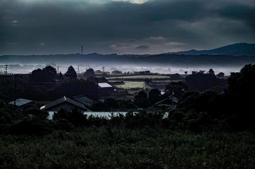 <五島の風景>霧の夜明けの農家の街並み <五島の風景>霧の夜明けの農家の街並みの写真
