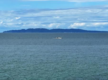粟島と漁船 粟島と漁船 粟島,漁船,村上市の写真素材