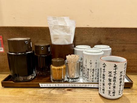 和食メインの定食屋のカトラリーと調味料 和食メインの定食屋のカトラリーと調味料 カトラリー,食器,湯呑みの写真素材