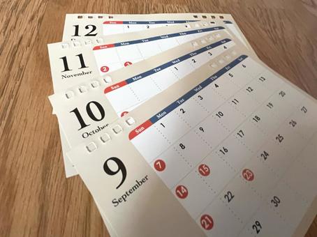 9月10月11月12月机の上のカレンダー 9月10月11月12月机の上のカレンダー 9月,10月,11月の写真素材