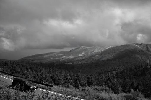 山道を走る車 山道を走る車の写真