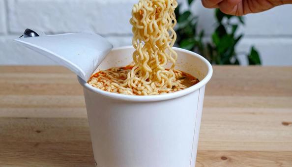 インスタントラーメン カップ麺をすくう インスタントラーメン カップ麺をすくうの写真