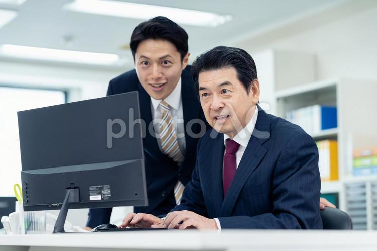 オフィスで働くビジネスマン オフィス,ビジネスマン,ビジネスの写真素材