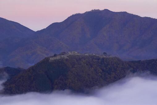 雲海に浮かぶ神秘的な竹田城跡の風景 竹田城跡,雲海,天空の城の写真素材