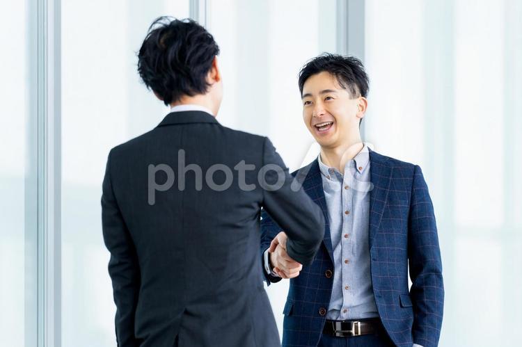 握手をする2人の男性ビジネスマン 男性,握手,人物の写真素材