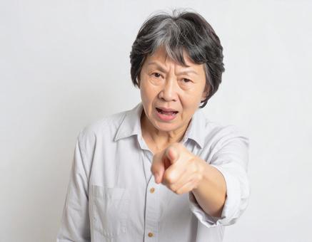 怒って文句を言うおばさんの写真