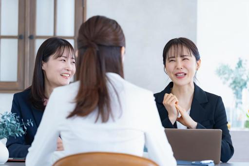 打ち合わせをする複数の女性 打ち合わせをする複数の女性 会議,会社員,ビジネスの写真素材