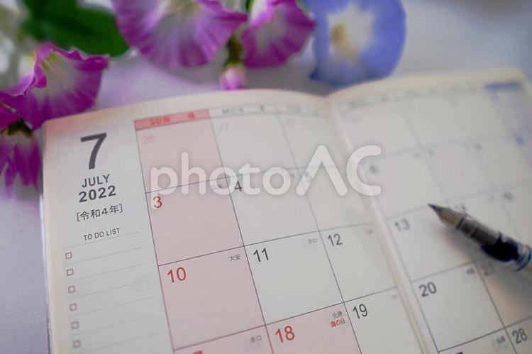 2022年７月手帳のカレンダーと朝顔 2022年,2022,7月の写真素材