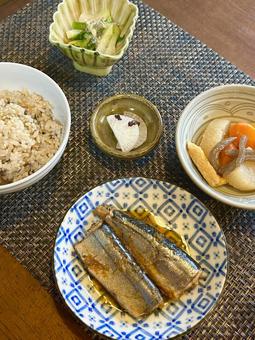 玄米ご飯・サンマの煮つけ・煮物とぬた(縦 玄米ご飯・サンマの煮つけ・煮物とぬた(縦の写真