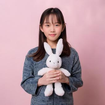 うさぎのぬいぐるみを持つ少女 うさぎのぬいぐるみを持つ少女の写真