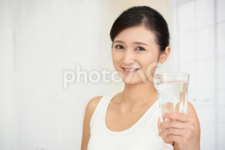 お水の入ったグラスを持つ笑顔の女性 女性,笑顔,リラックスの写真素材