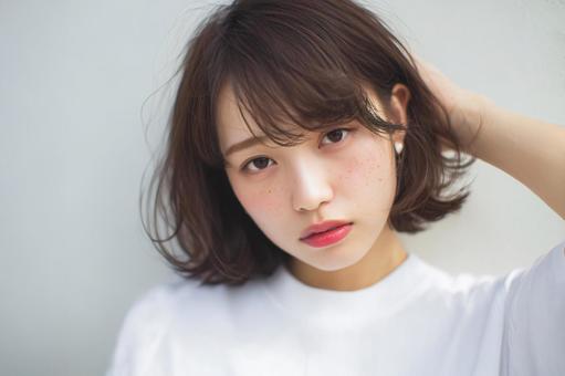 困った顔の女性の写真