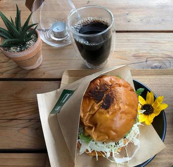 ハンバーガーとコーヒー ハンバーガー,コーヒー,キャベツの写真素材