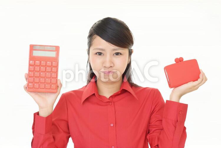 財布と計算機を持つ女性 女性,女,計算機の写真素材