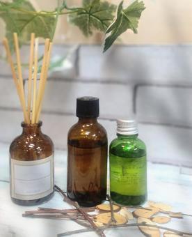 縦長 アロマディフューザーと精油ボトルの写真