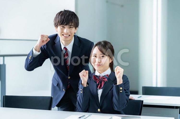 教室で自習する学生 高校生,笑顔,学生の写真素材
