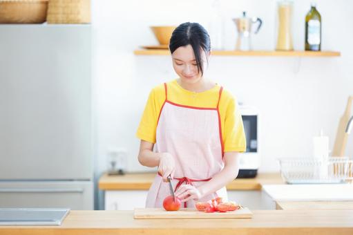 トマトを切っている微笑む女性 女性,トマト,切るの写真素材