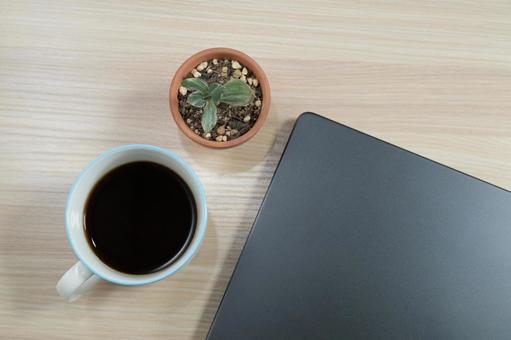 デスク上のコーヒーとPCと植物の俯瞰図 コーヒー,ノートパソコン,植物の写真素材