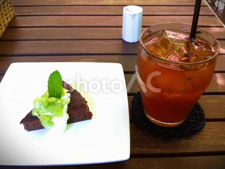 カフェでケーキ＆アイスティー１ カフェ,ティータイム,ケーキの写真素材