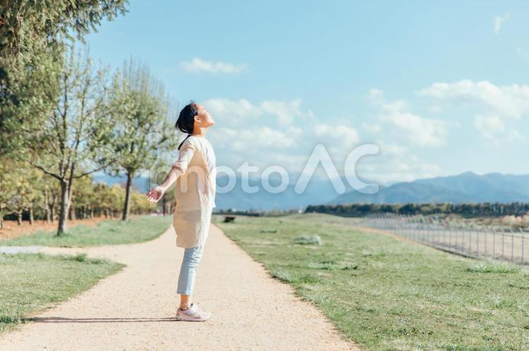 深呼吸する少女と風景 少女,子供,深呼吸の写真素材