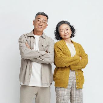 腕を組んで立つ幸せそうな二人 腕を組んで立つ幸せそうな二人の写真