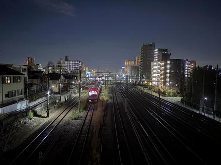 夜の駅 駅,陸橋,夜景の写真素材