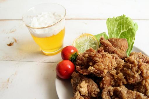 唐揚げとビールの食卓 唐揚げ,ビール,グラスの写真素材