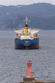 沖を行く大型船と赤い灯台 海,沖,大型船の写真素材