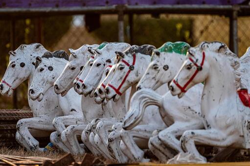 走り出しそうなメリーゴーランド用の白馬 メリーゴーランド,回る,クリスマスの写真素材