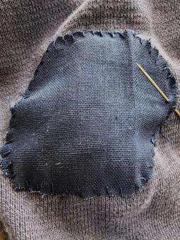 ズボンの膝が破れたので補修 あて布,補修,裁縫の写真素材