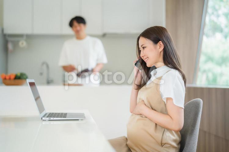 テレワークする妊婦と男性（電話） テレワーク,妊婦,電話の写真素材
