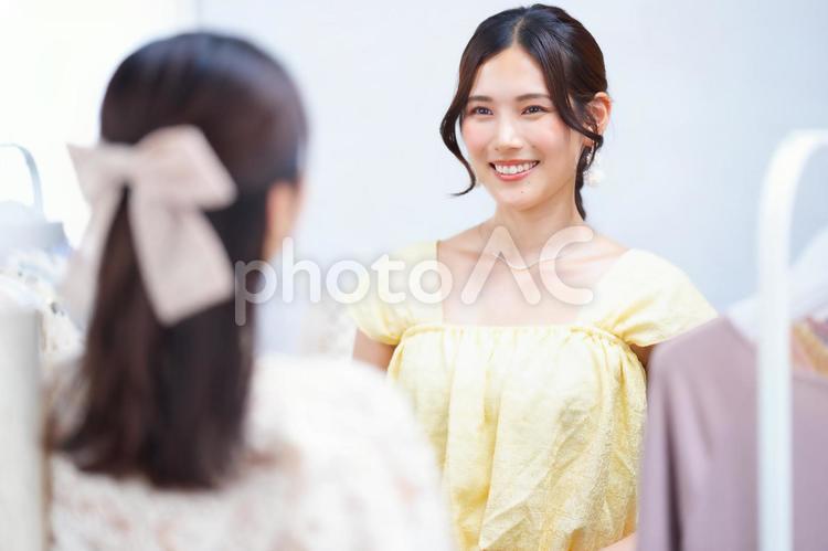 笑う黄色の服の女性 女性,笑顔,嬉しいの写真素材