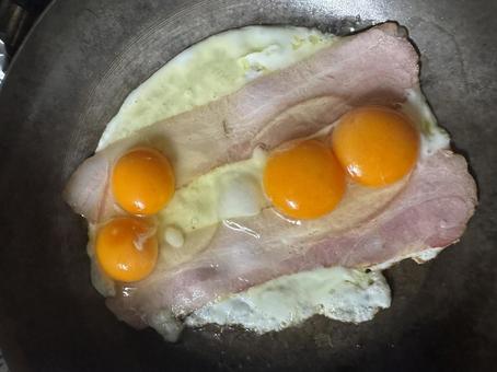 黄身が双子の卵がダブル 黄身が双子の卵がダブル 目玉焼き,卵,朝食の写真素材