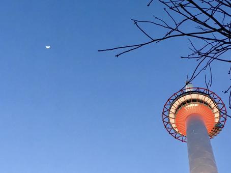三日月と京都タワー 京都タワー,三日月,月の写真素材