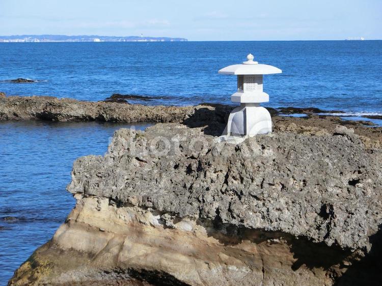 灯篭のその先 灯篭,海,白の写真素材